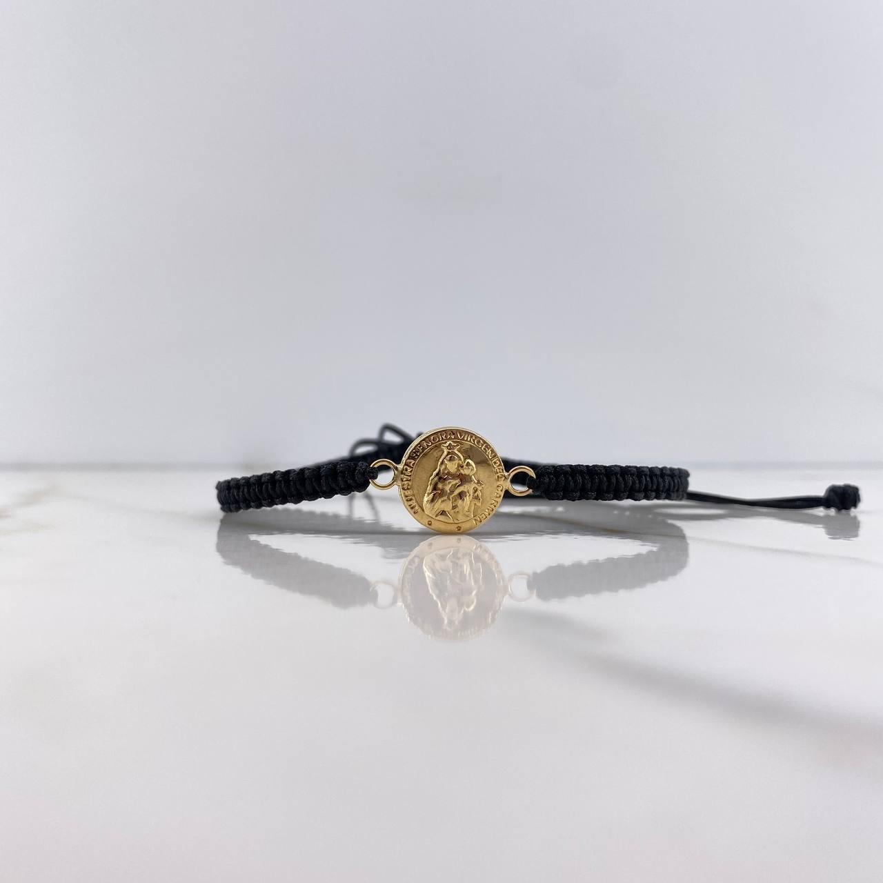 Pulsera Negra Herraje Virgen Del Carmen 0.8gr / 1.8cm / Troquelado Oro Amarillo &