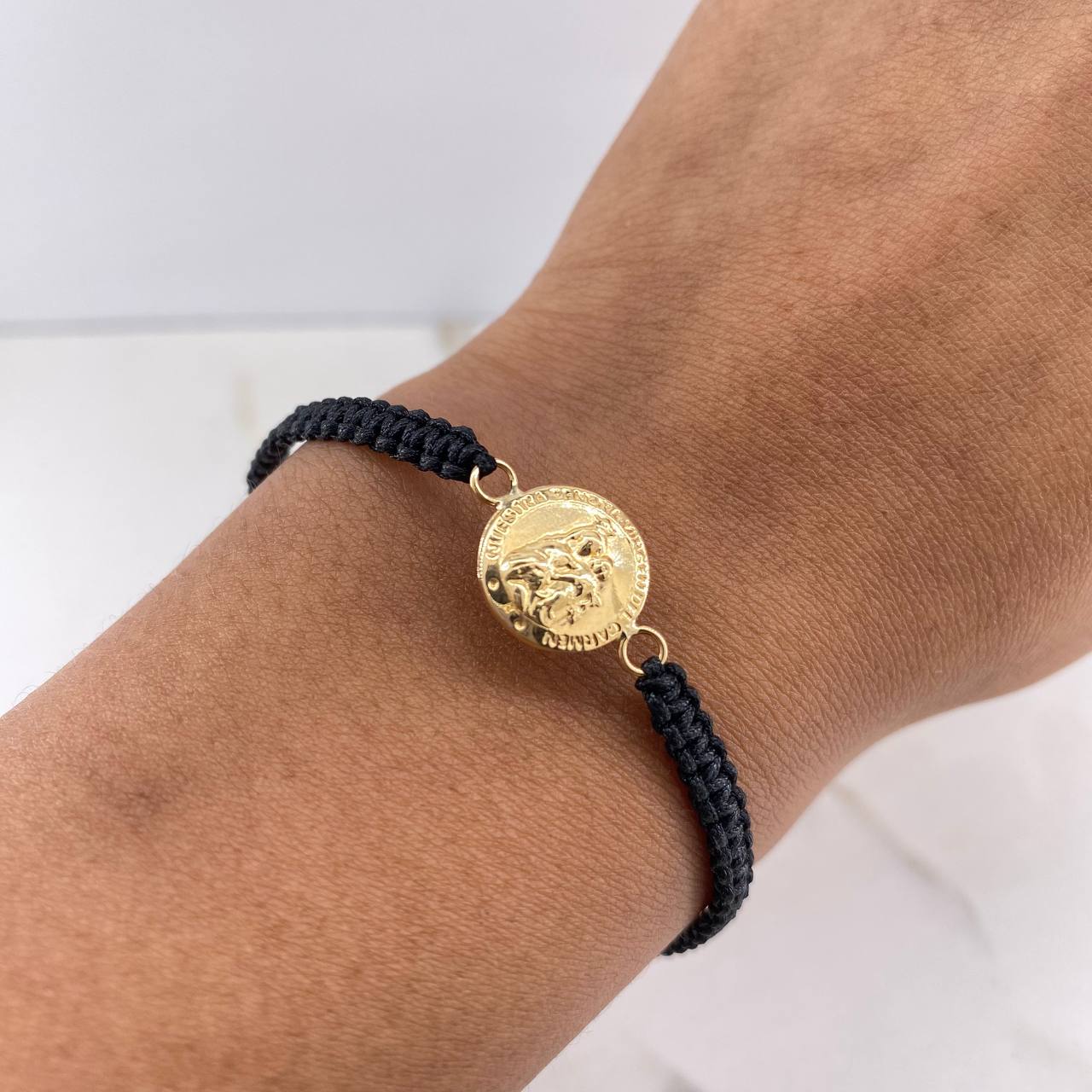 Pulsera Negra Herraje Virgen Del Carmen 0.8gr / 1.8cm / Troquelado Oro Amarillo &