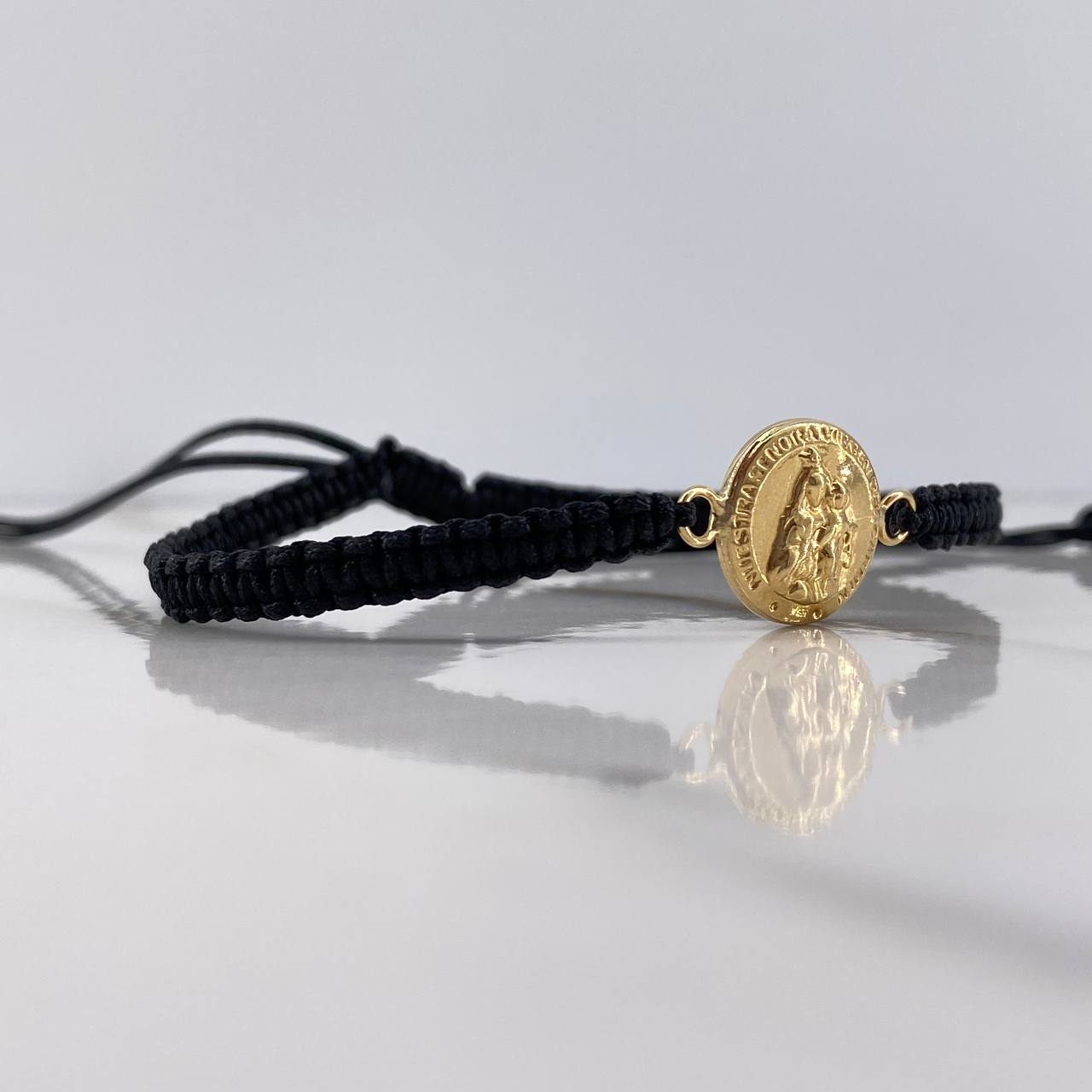 Pulsera Negra Herraje Virgen Del Carmen 0.8gr / 1.8cm / Troquelado Oro Amarillo &