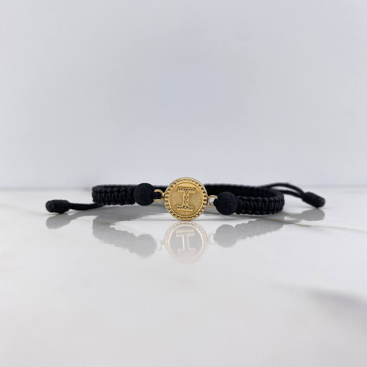 Pulsera Negra Herraje Letra I 0.55gr / 1.5cm / 5mm Troquelado Bolas Neoprenos Negras Oro Amarillo &