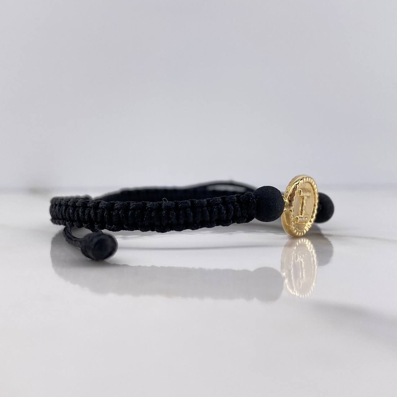 Pulsera Negra Herraje Letra I 0.55gr / 1.5cm / 5mm Troquelado Bolas Neoprenos Negras Oro Amarillo &