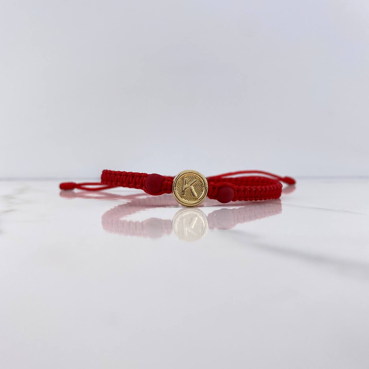 Pulsera Roja Herraje Letra K 0.55gr / 1cm / 5mm Tambor Bolas Neoprenos Rojas Oro Amarillo &