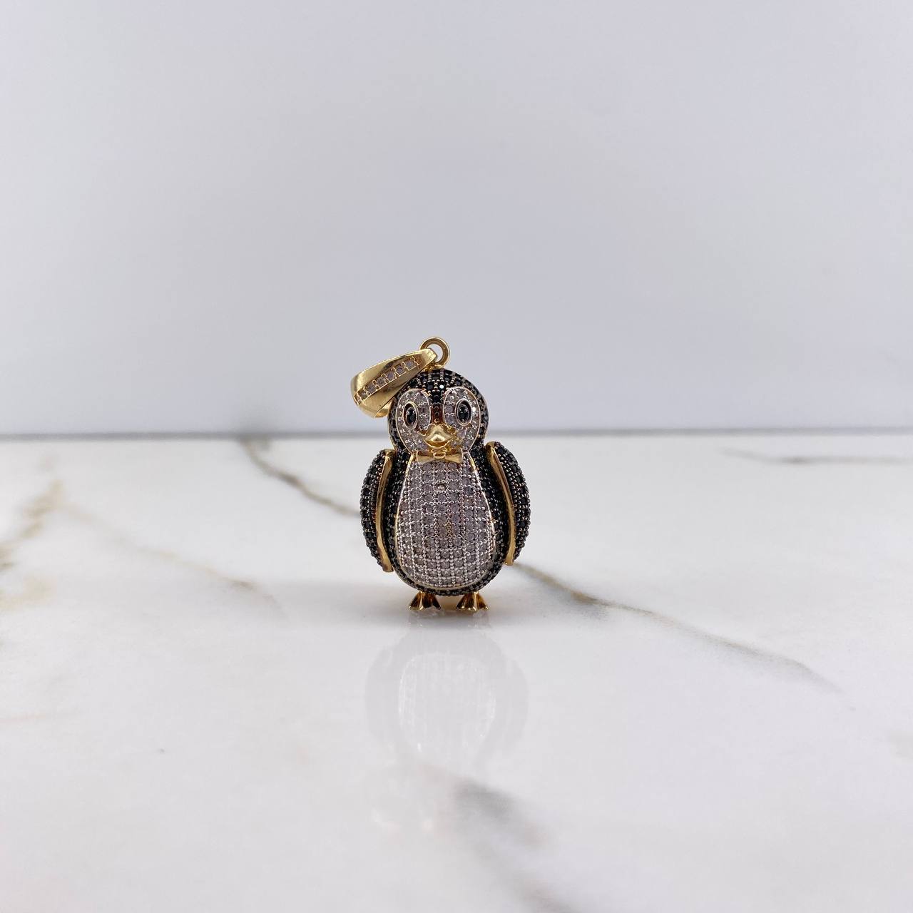 Dije Pingüino 11.75gr / 3.9cm / Circones Negros Blancos Oro Amarillo $