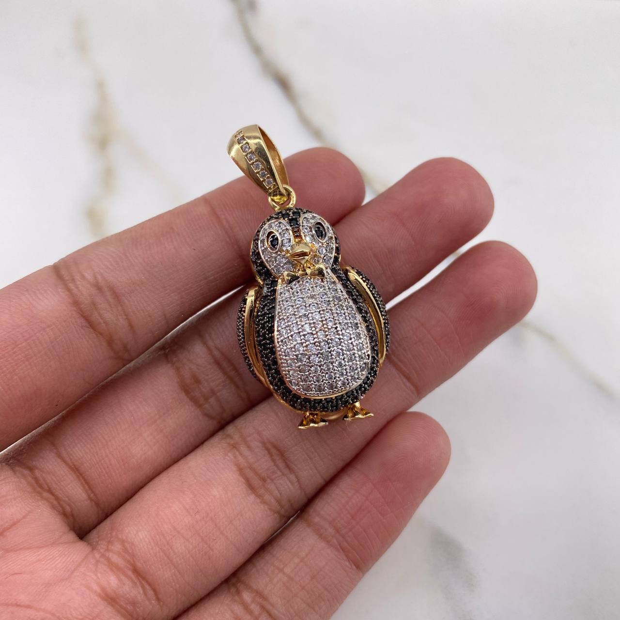 Dije Pingüino 11.75gr / 3.9cm / Circones Negros Blancos Oro Amarillo $