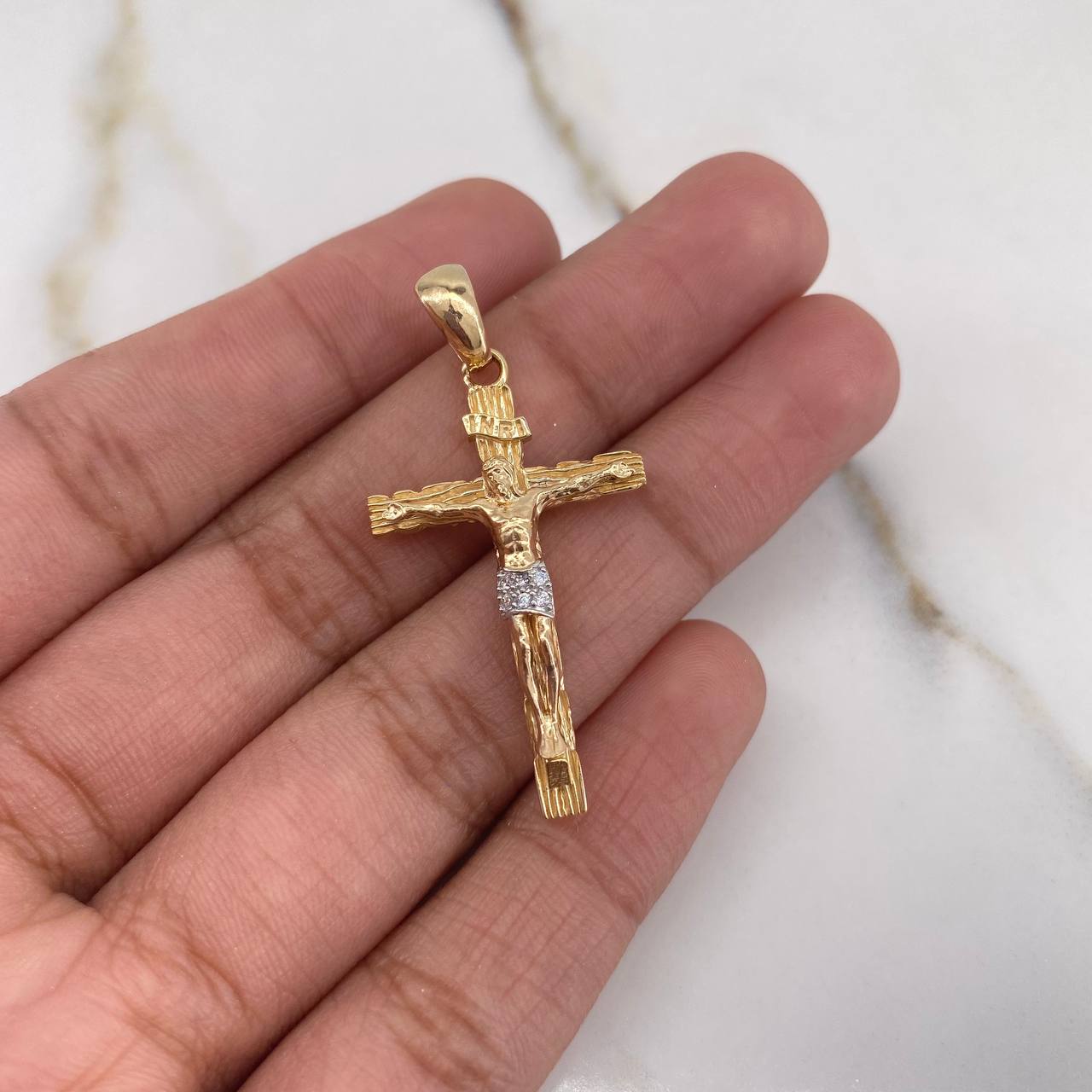 Dije Cruz Cristo 4.45gr / 3.7cm / Circones Blancos Dos Oros Amarillo Blanco $