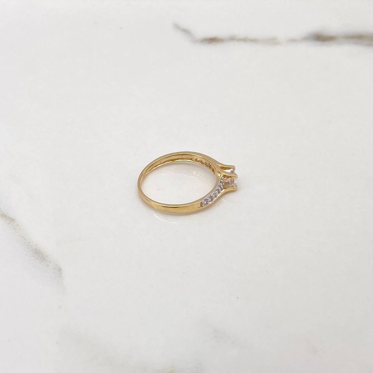 Anillo Solitario Linea Invertida 2.05gr / T7 1/2 / Circones Blancos Dos Oros Amarillo Blanco $