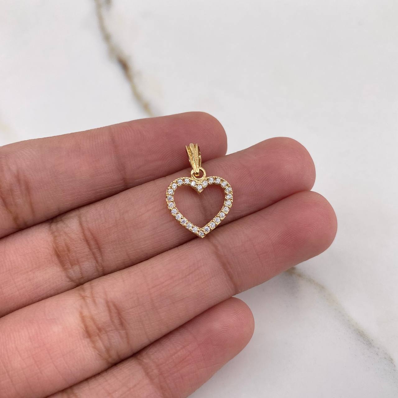 Dije Silueta Corazon 0.9gr / 1.8cm / Circones Blancos Oro Amarillo $