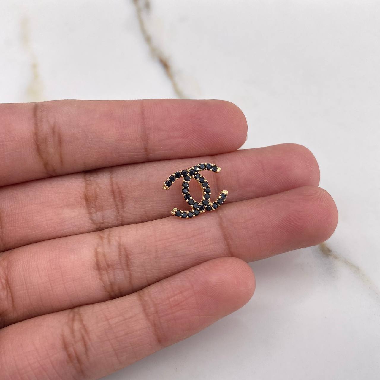 Dije CC 0.8gr / 1cm / Circones Negros Oro Amarillo $