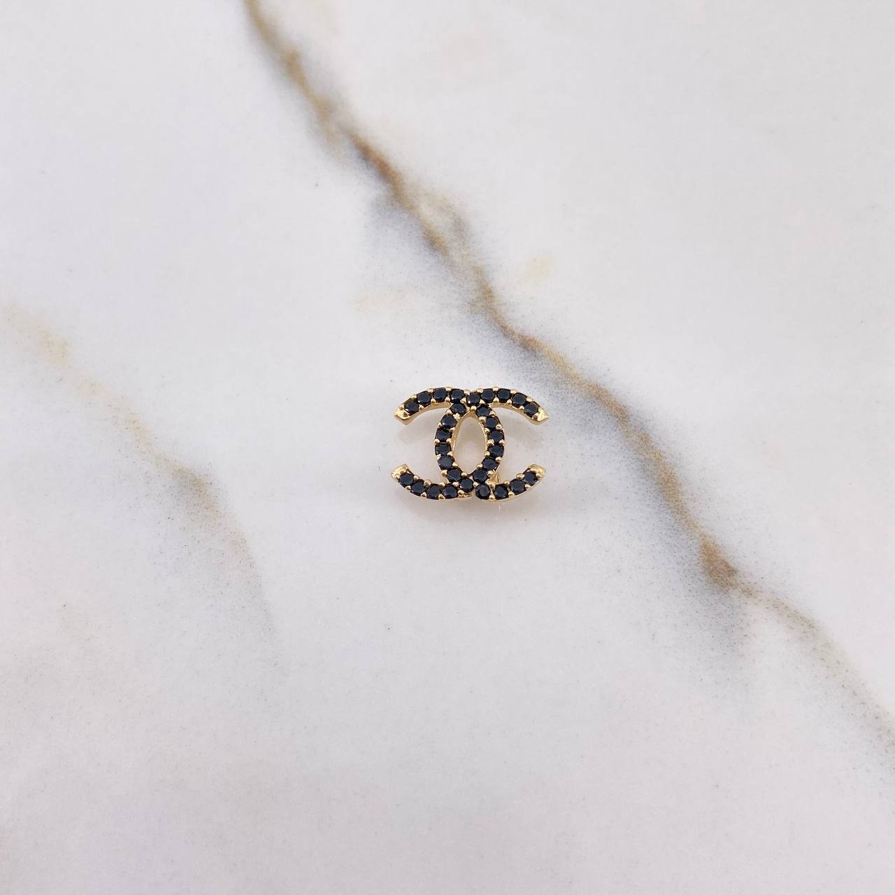 Dije CC 0.8gr / 1cm / Circones Negros Oro Amarillo $