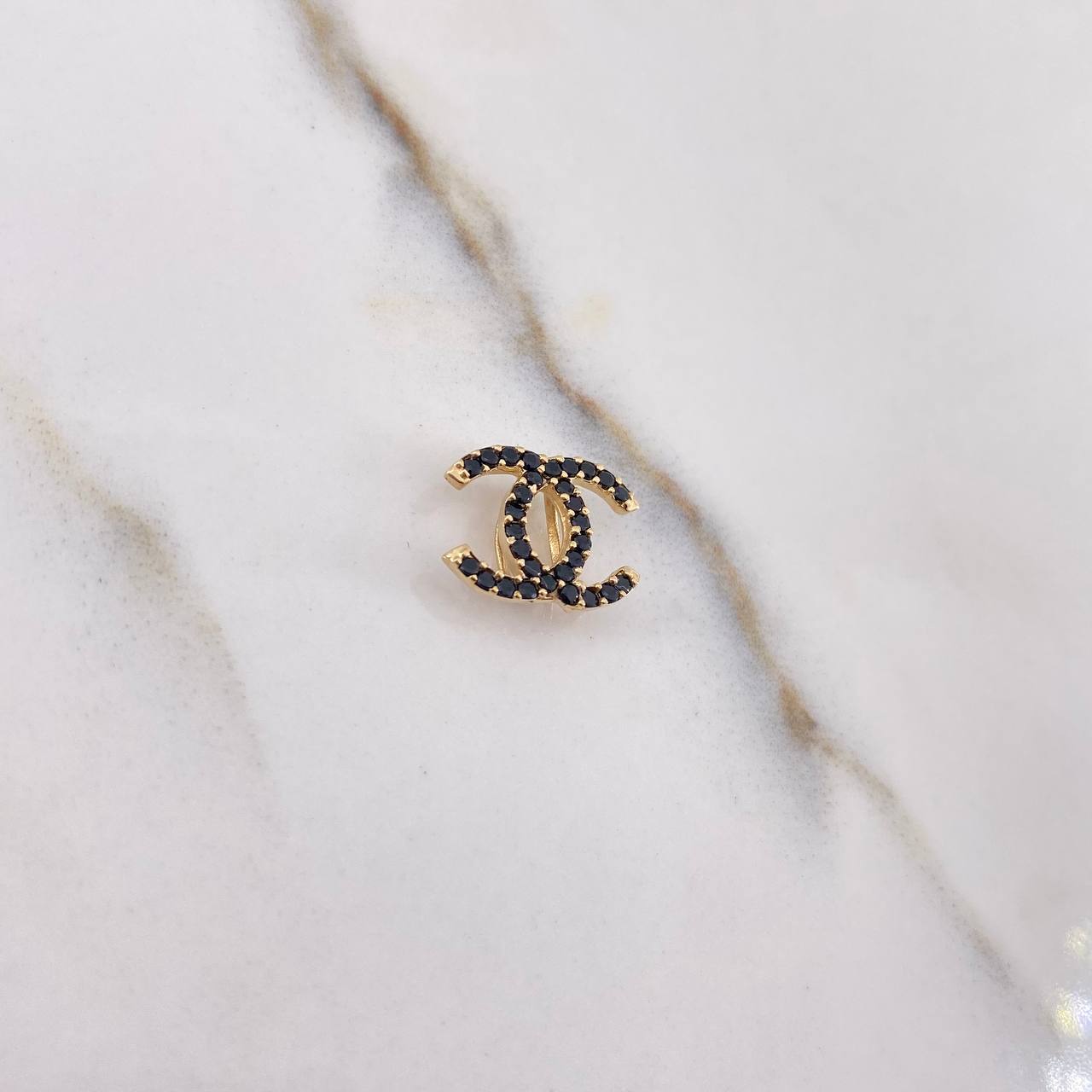 Dije CC 0.8gr / 1cm / Circones Negros Oro Amarillo $