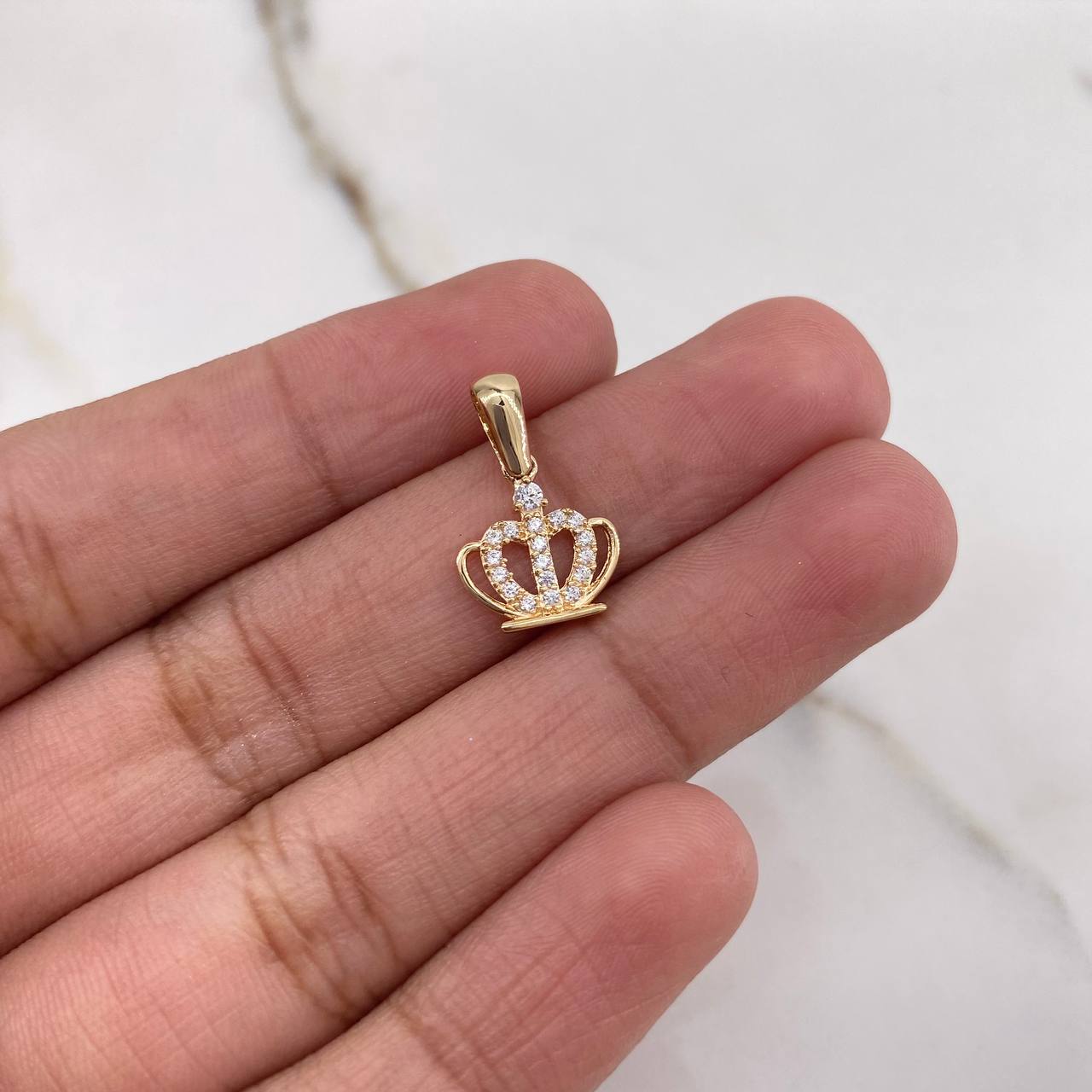 Dije Corona 0.9gr / 1.8cm / Circones Blancos Oro Amarillo $
