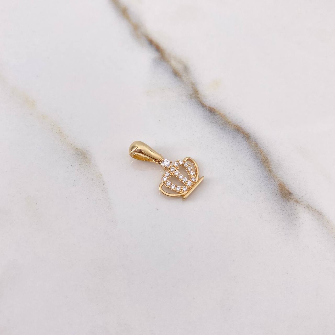 Dije Corona 0.9gr / 1.8cm / Circones Blancos Oro Amarillo $