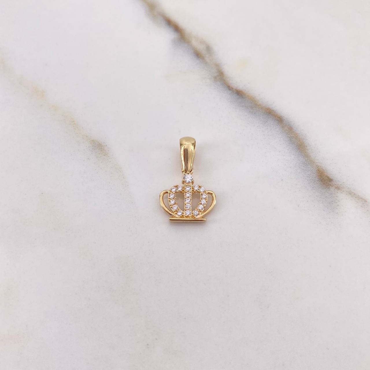 Dije Corona 0.9gr / 1.8cm / Circones Blancos Oro Amarillo $
