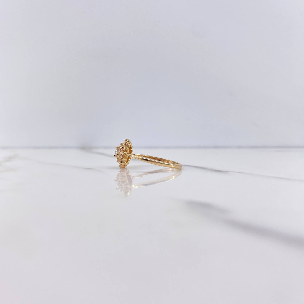 Anillo Flor De Loto 2.3gr / T7 / Circones Blancos Oro Amarillo $
