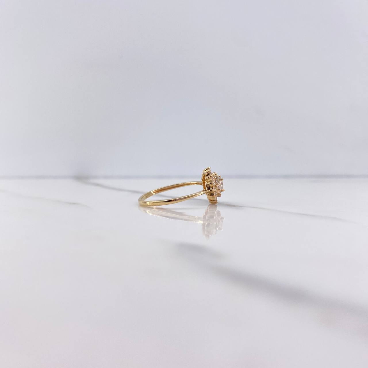 Anillo Flor De Loto 2.3gr / T7 / Circones Blancos Oro Amarillo $