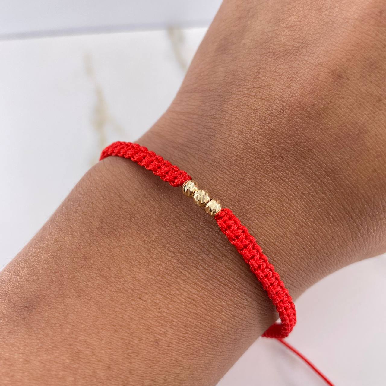 Pulsera Roja Bolas Diamantadas 0.15gr / 3mm Oro Amarillo $