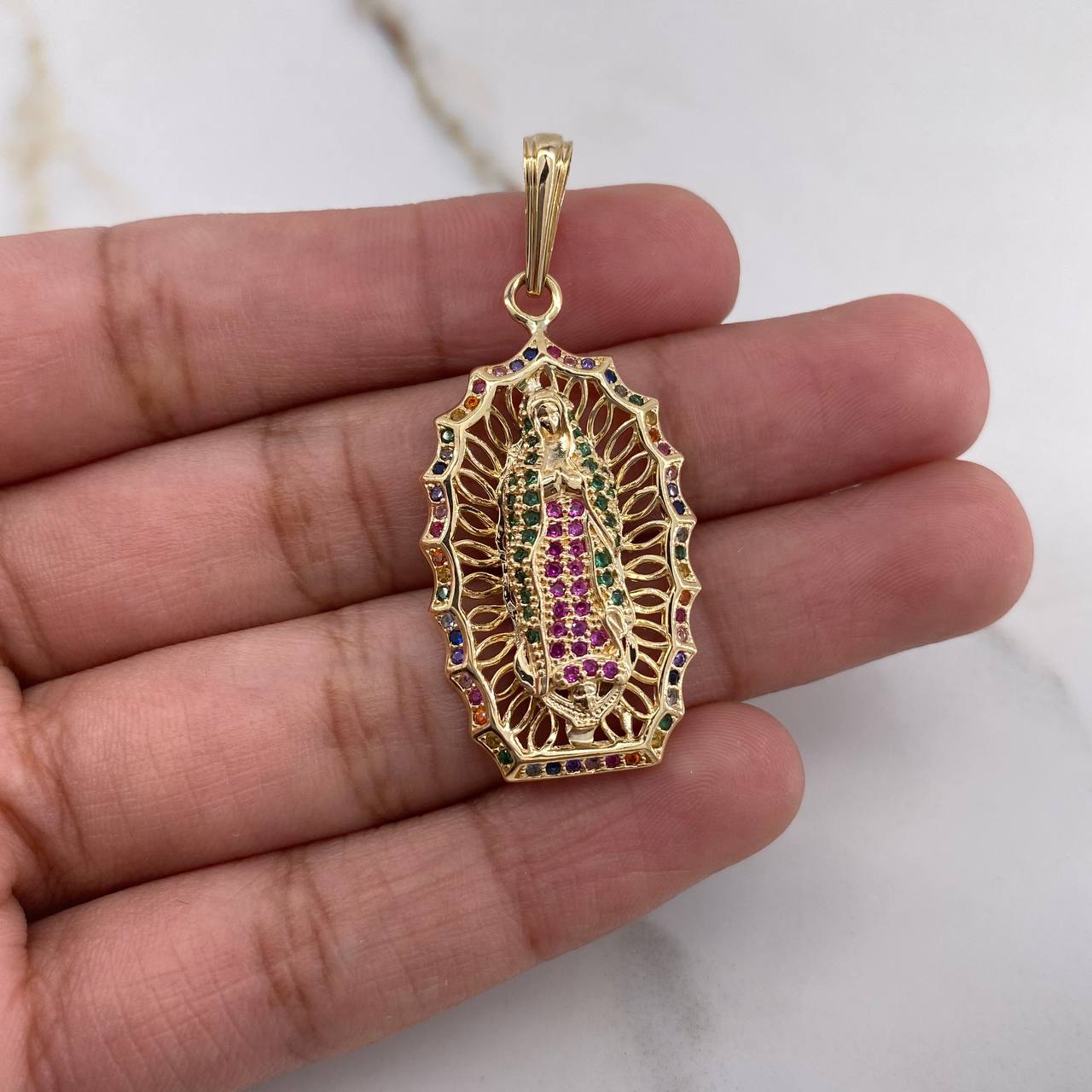 Dije Virgen de Guadalupe 5.95gr / 4.3cm / Circones Colores Oro Amarillo $