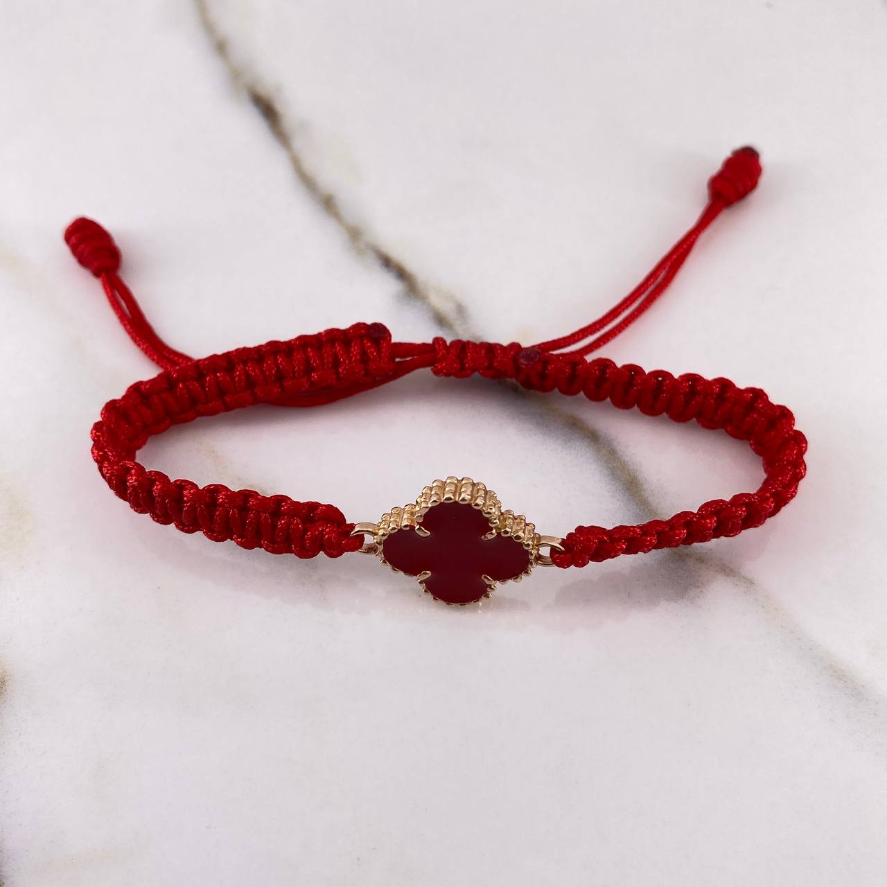 Pulsera Roja Trebol 2.8gr / Resina Roja Oro Amarillo Nac.Esp. $