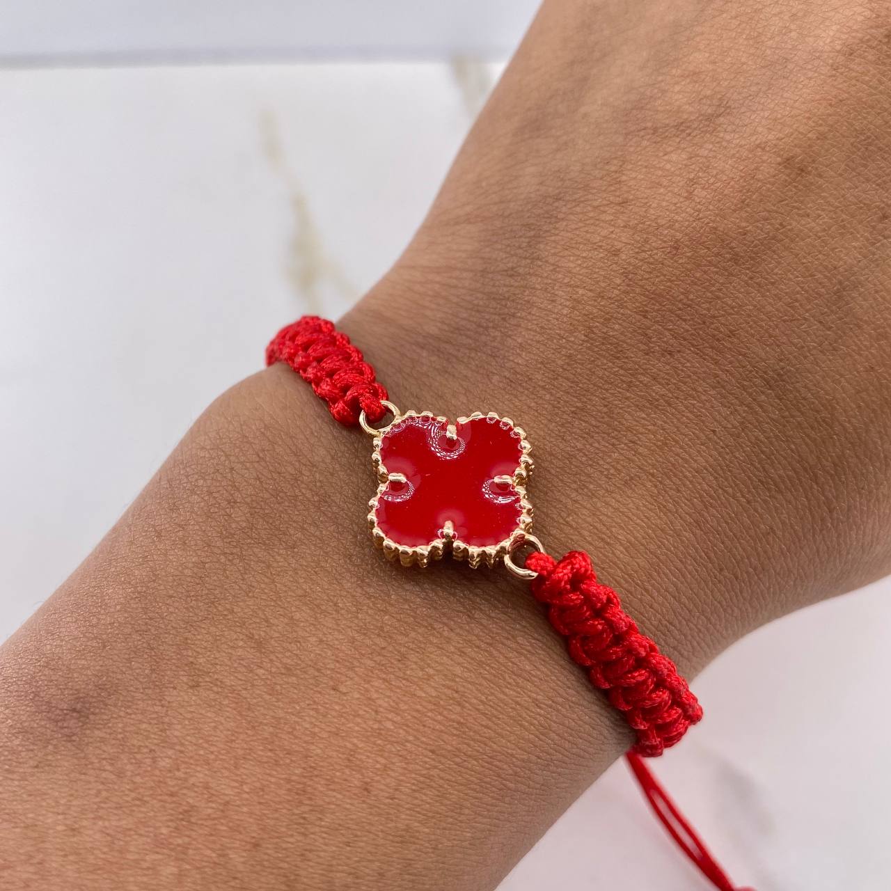Pulsera Roja Trebol 2.8gr / Resina Roja Oro Amarillo Nac.Esp. $