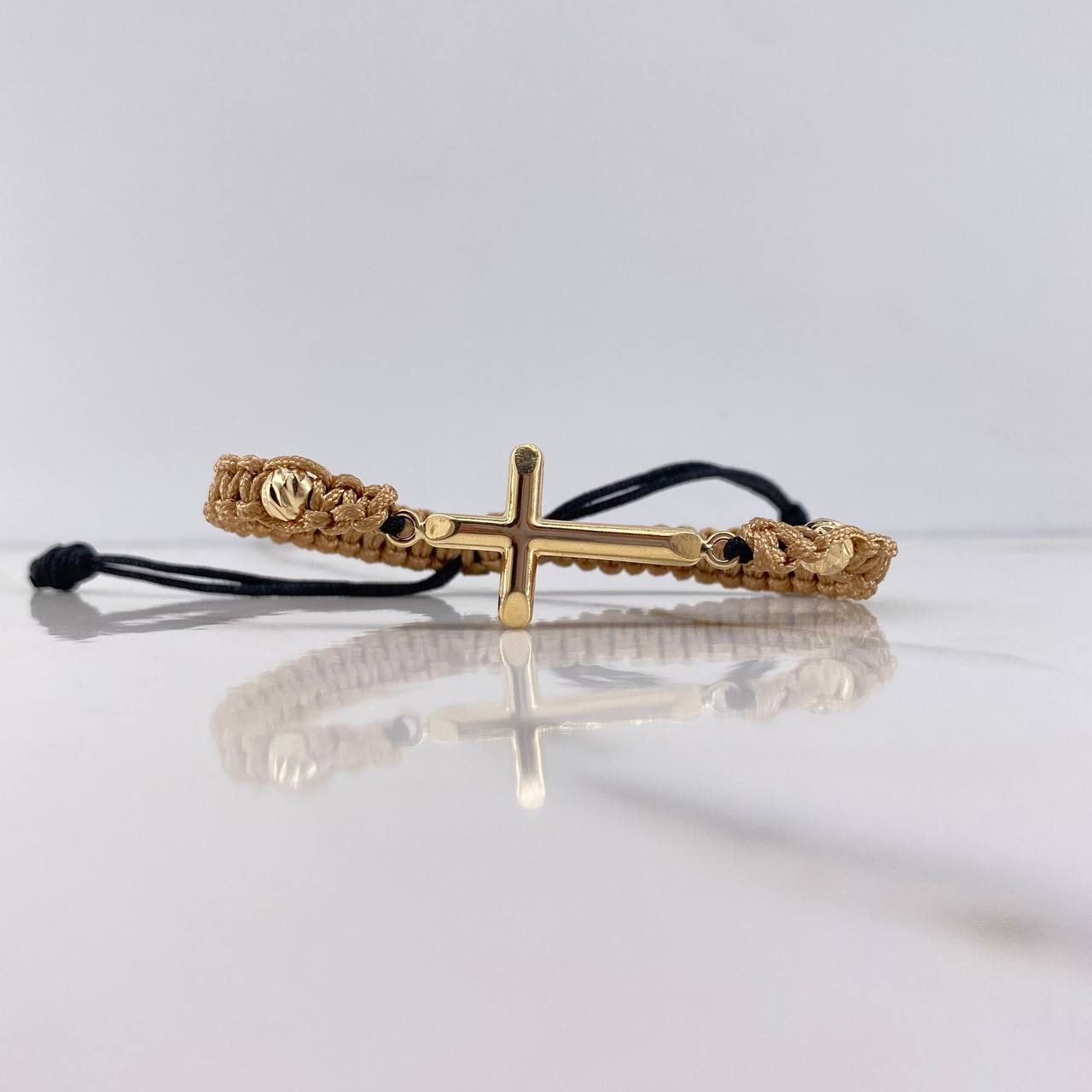 Pulsera Beige Negra Herraje Cruz 3.35gr / 5mm Puntas Planas Bolas Diamantadas Oro Amarillo $