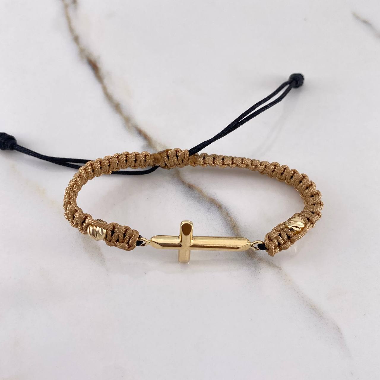 Pulsera Beige Negra Herraje Cruz 3.35gr / 5mm Puntas Planas Bolas Diamantadas Oro Amarillo $