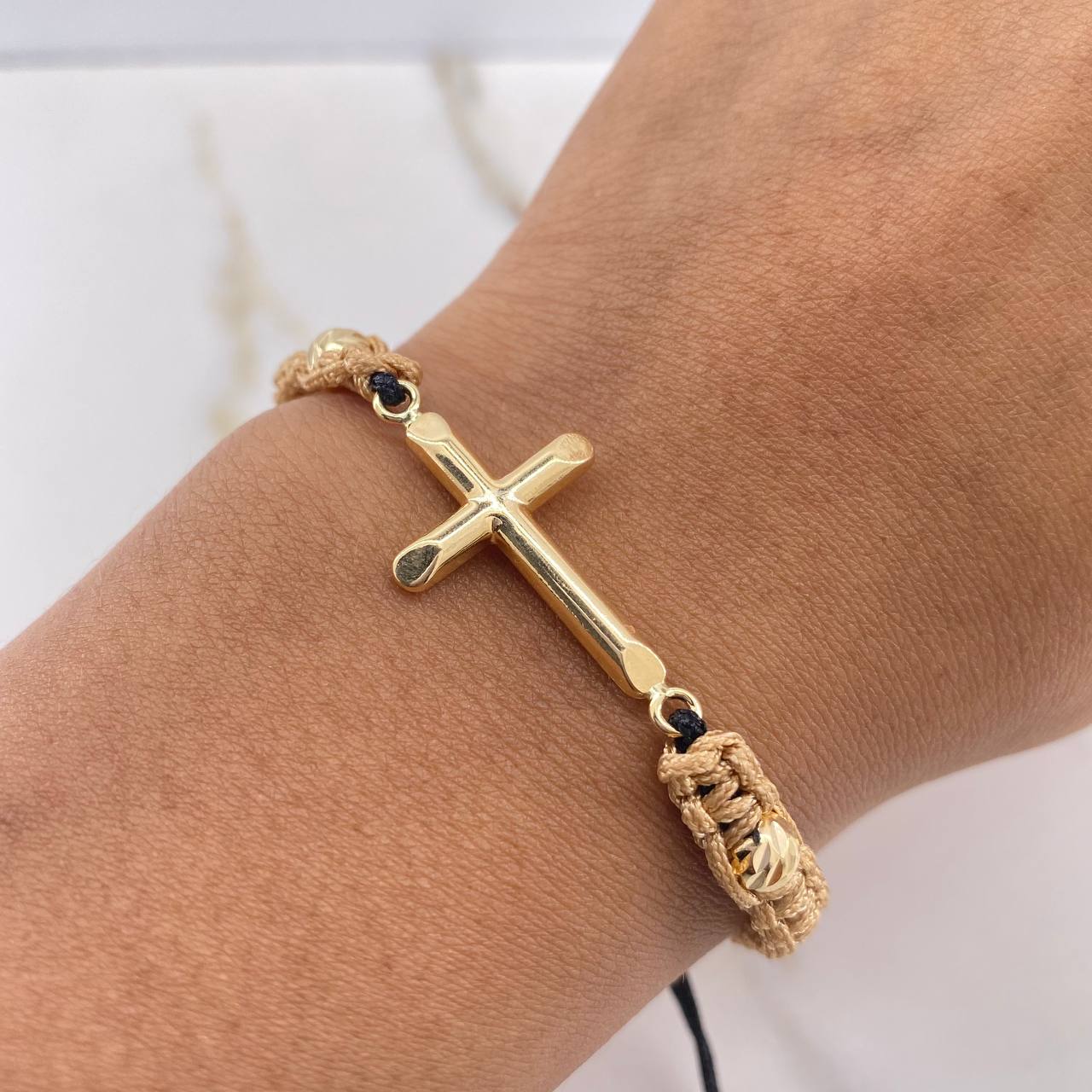 Pulsera Beige Negra Herraje Cruz 3.35gr / 5mm Puntas Planas Bolas Diamantadas Oro Amarillo $