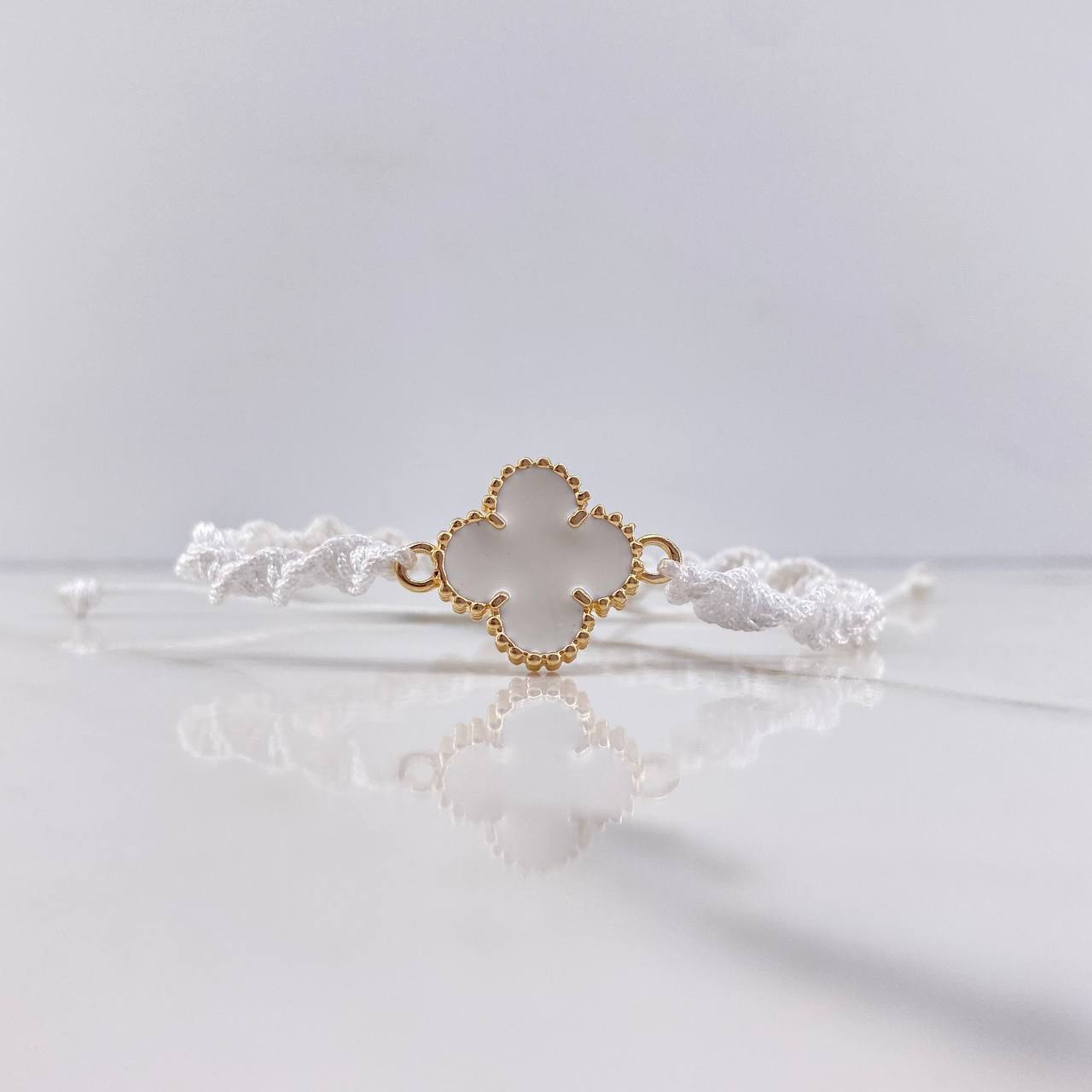 Pulsera Blanca Trebol 2.65gr / Resina Blanca Oro Amarillo Nac.Esp. $