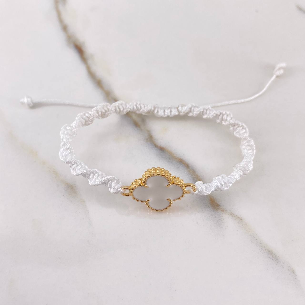 Pulsera Blanca Trebol 2.65gr / Resina Blanca Oro Amarillo Nac.Esp. $