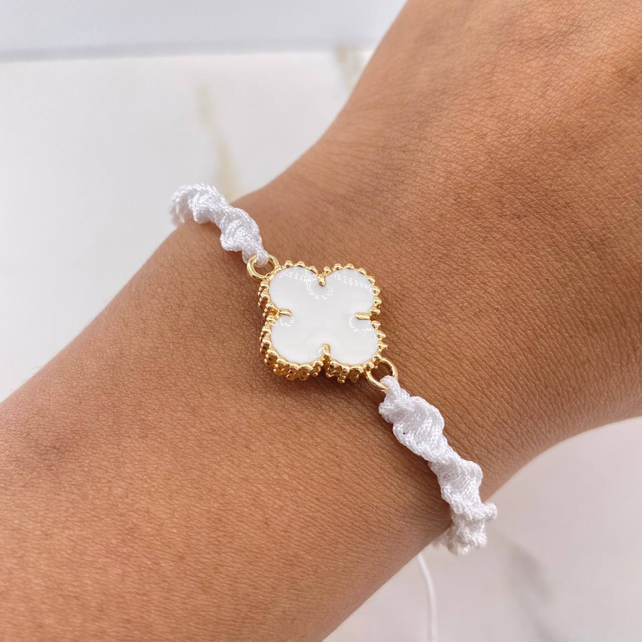 Pulsera Blanca Trebol 2.65gr / Resina Blanca Oro Amarillo Nac.Esp. $