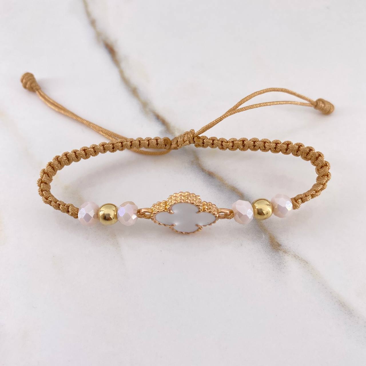 Pulsera Beige Trebol 3.35gr / 5mm Resina Blanca Bolas Lisas Oro Rosa Nac.Esp. $