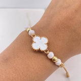 Pulsera Beige Trebol 3.35gr / 5mm Resina Blanca Bolas Lisas Oro Rosa Nac.Esp. $