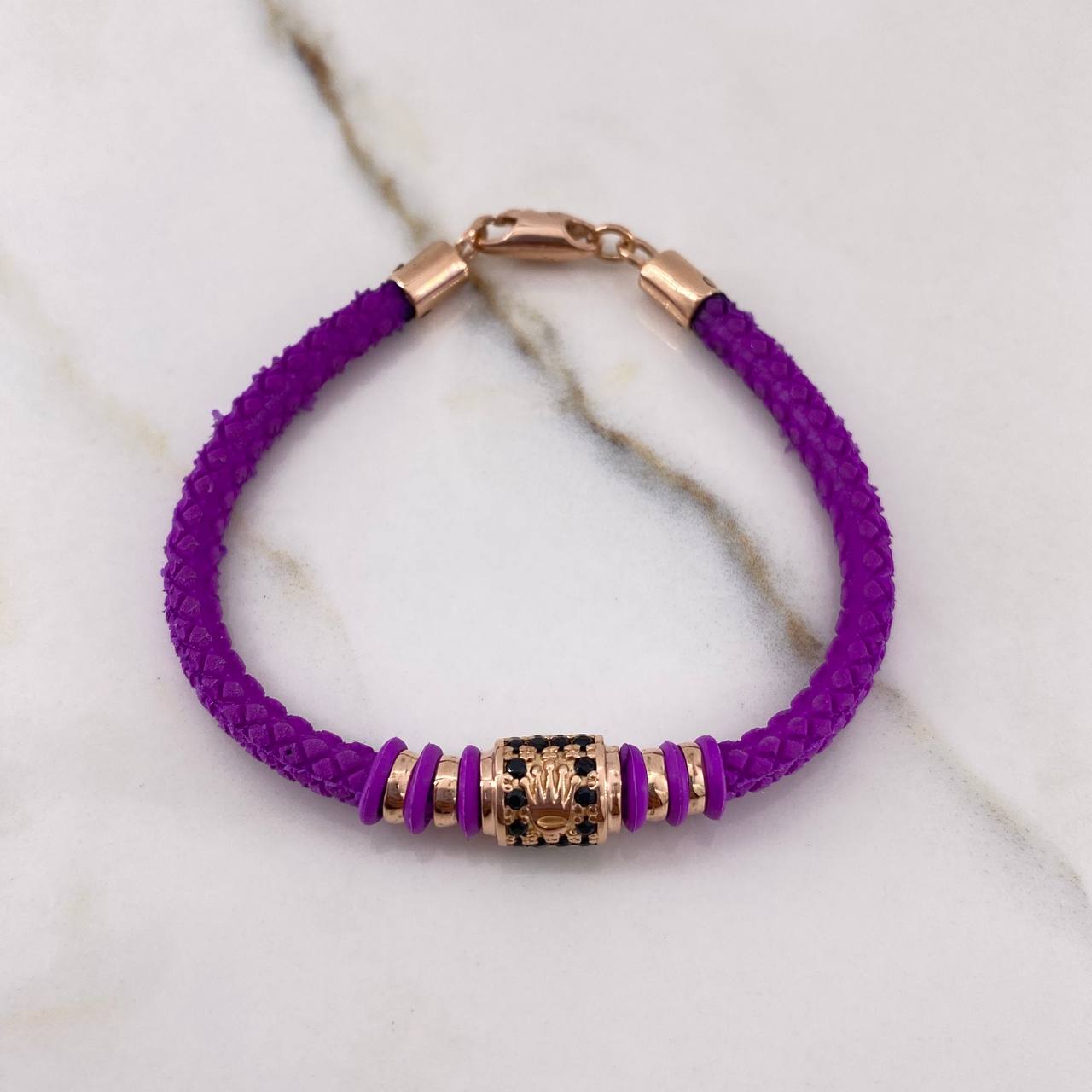 Pulso Corona RX 6.05gr / 18cm / Caucho Morado Circones Negros Oro Rosa $