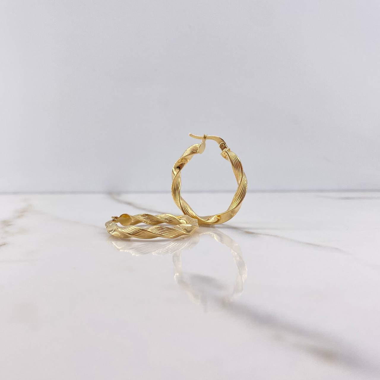 Candongas Jenn 2.85gr / 2.9cm / Rayadas Entorchadas Oro Amarillo $