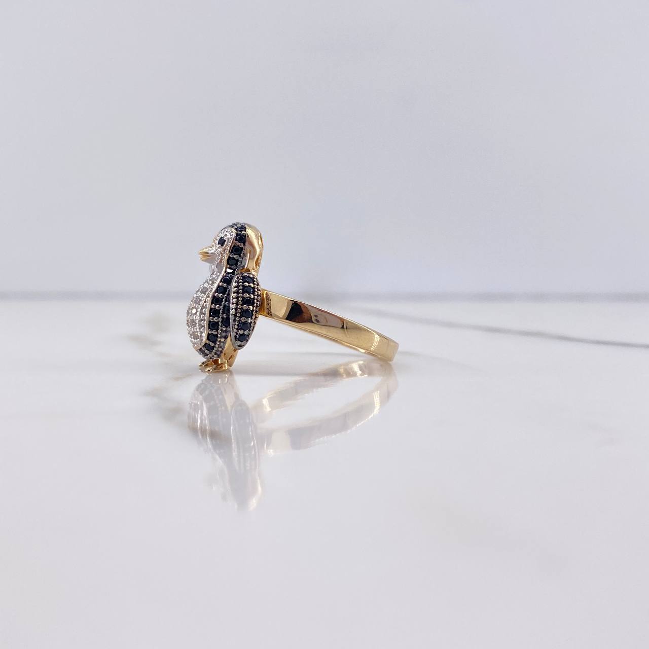 Anillo Pingüino 4.9gr / T6 / Circones Negros Blancos Dos Oros Amarillo Blanco $