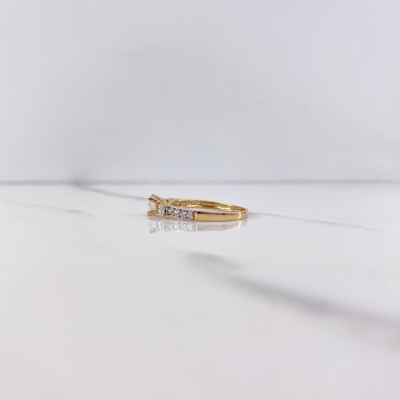 Anillo Solitario Cajon 2.1gr / T5 3/4 / Circones Blancos Dos Oros Amarillo Blanco &