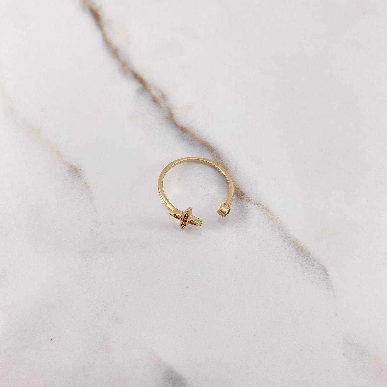 Anillo Abrazo Flor 1.3gr / T6 1/4 / Circones Blancos Oro Amarillo &