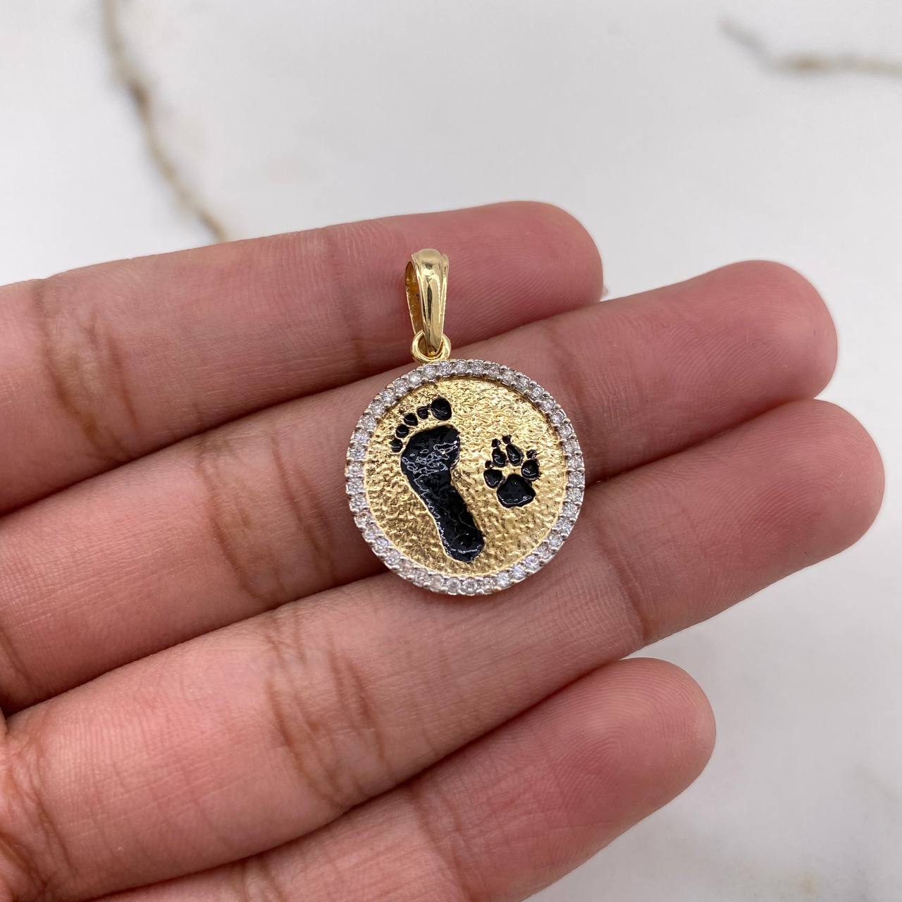 Dije Medalla Huellas 3gr / 2.5cm / Circones Blancos Oro Amarillo