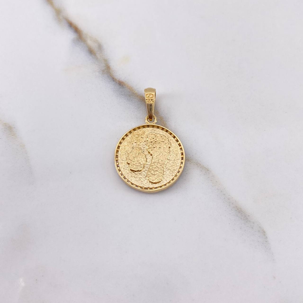 Dije Medalla Huellas 3gr / 2.5cm / Circones Blancos Oro Amarillo