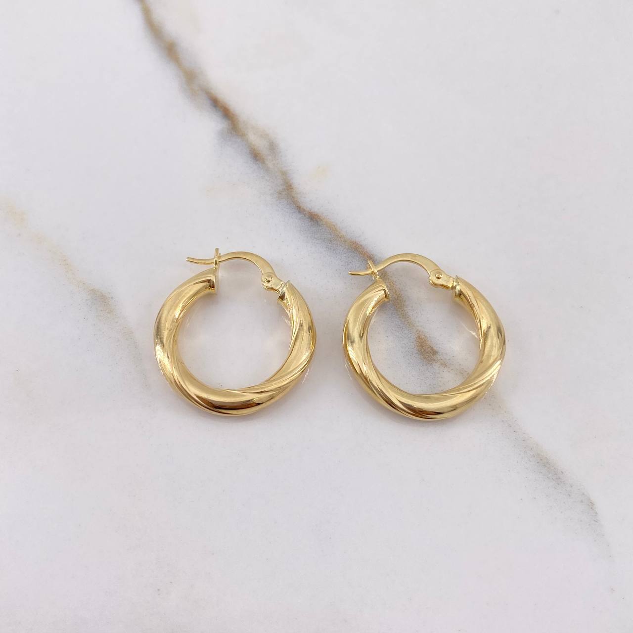 Candongas Kris 2.6gr / 2.3cm / Rayadas Oro Amarillo $