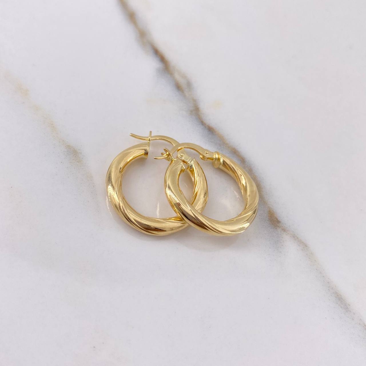 Candongas Kris 2.6gr / 2.3cm / Rayadas Oro Amarillo $