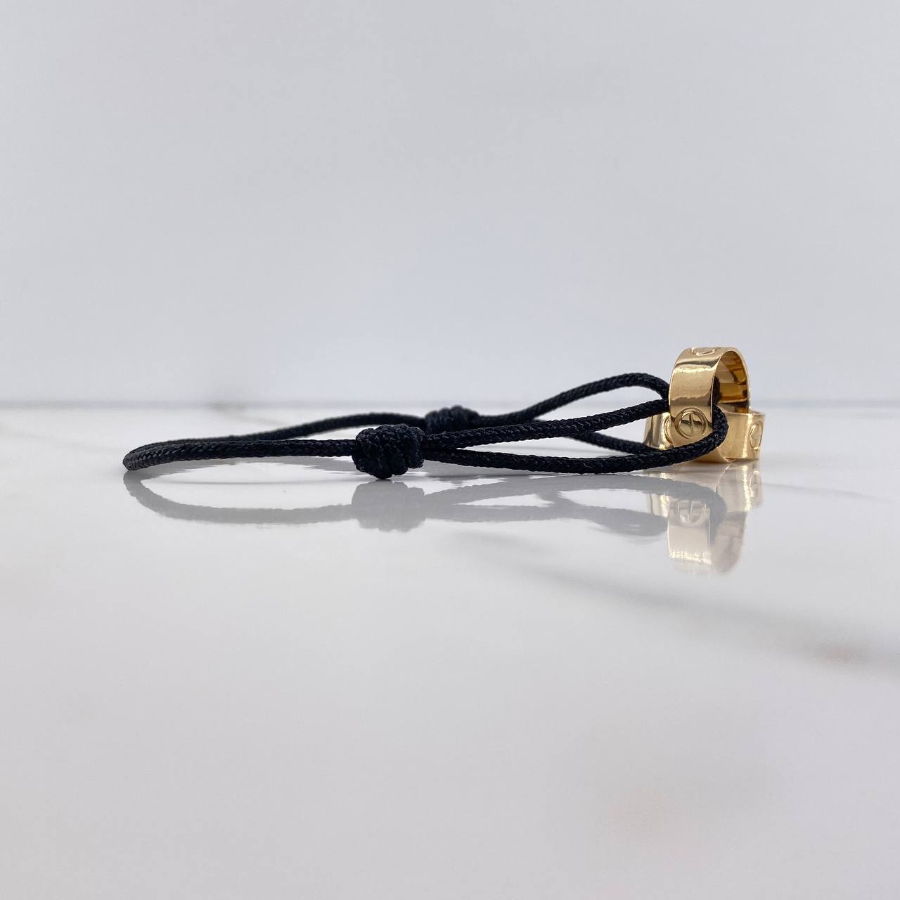 Pulsera Negra Argollas Tornillo 3.1gr / Lisas Oro Amarillo $