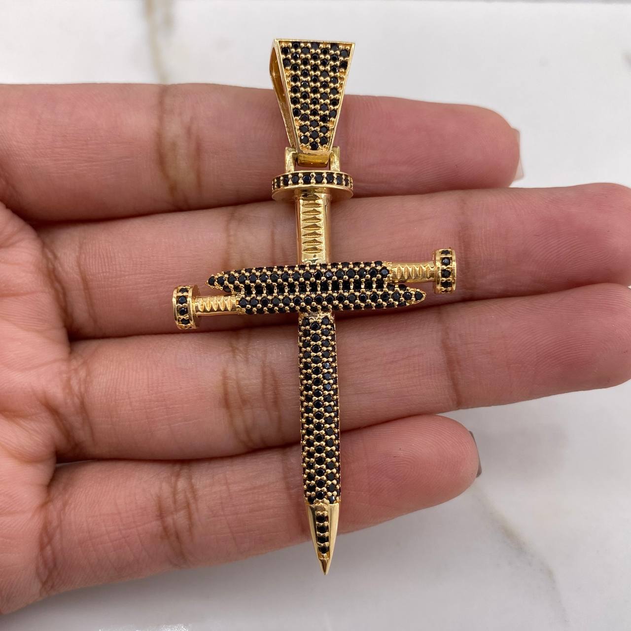 Dije Cruz Clavo 7.8gr / 6cm / Circones Negros Oro Amarillo $