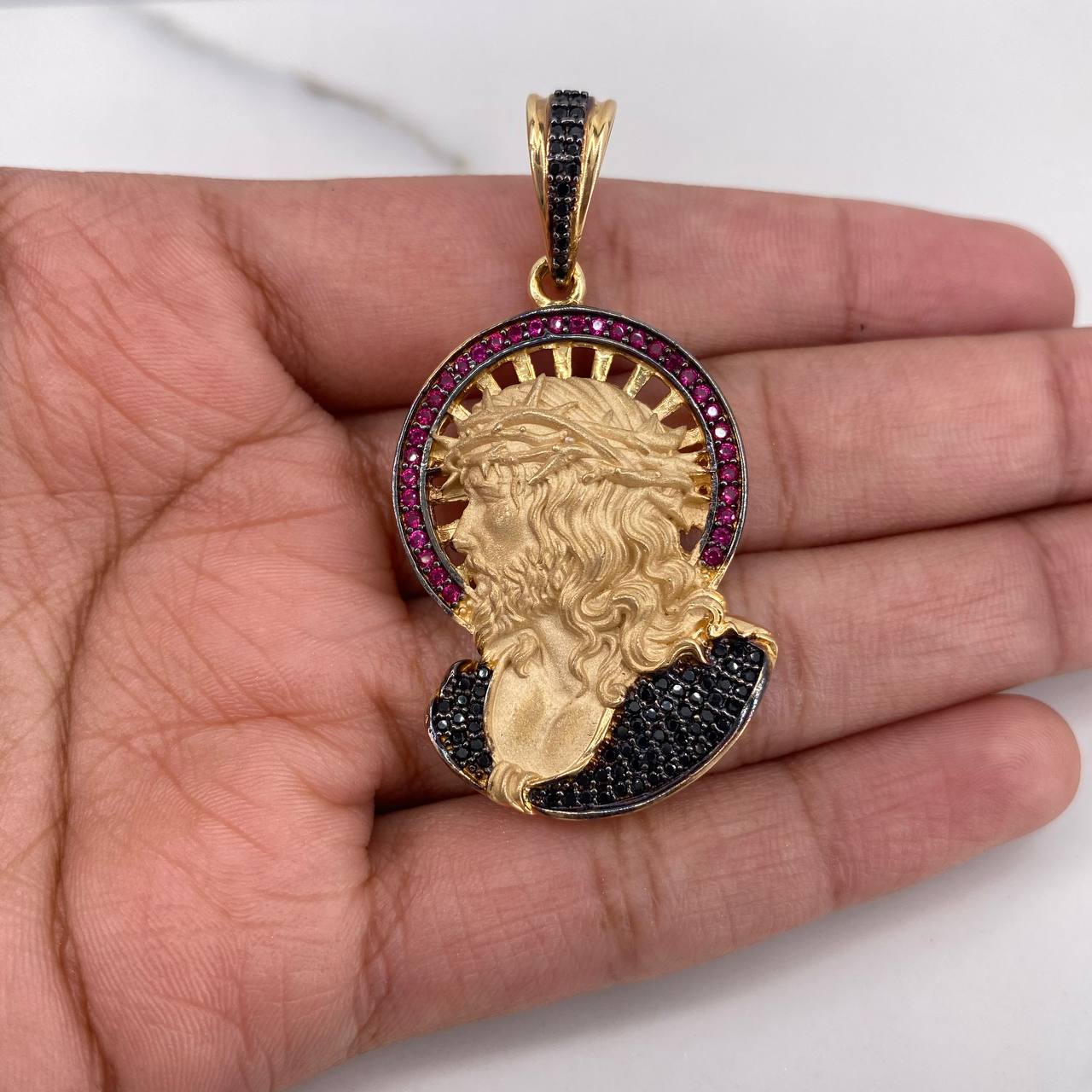 Dije Rostro Cristo 13.3gr / 4.9cm / Circones Fucsias Negros Oro Amarillo $