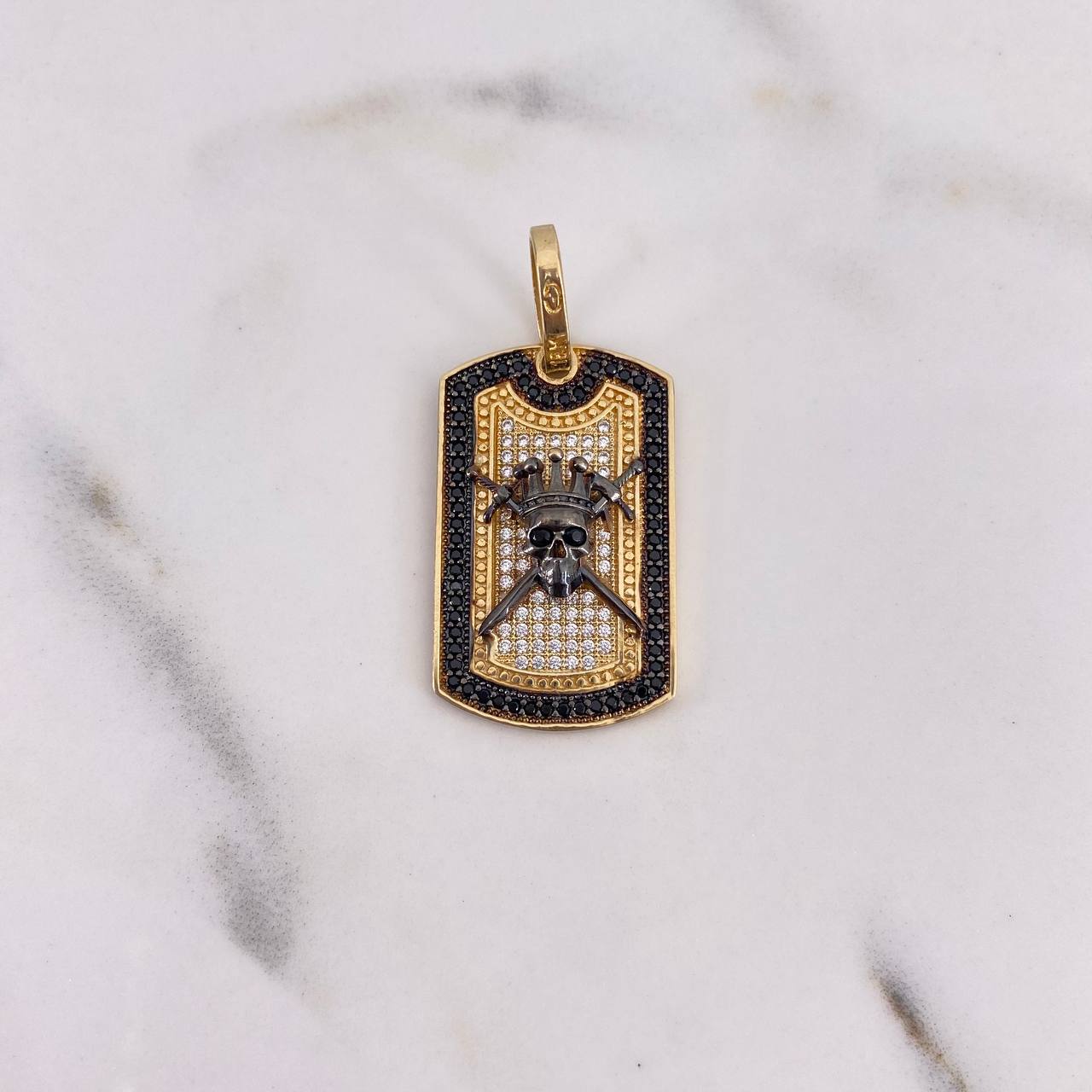 Dije Placa Calavera Espadas 7.1gr / 3.8cm / Circones Negros Blancos Oro Amarillo $