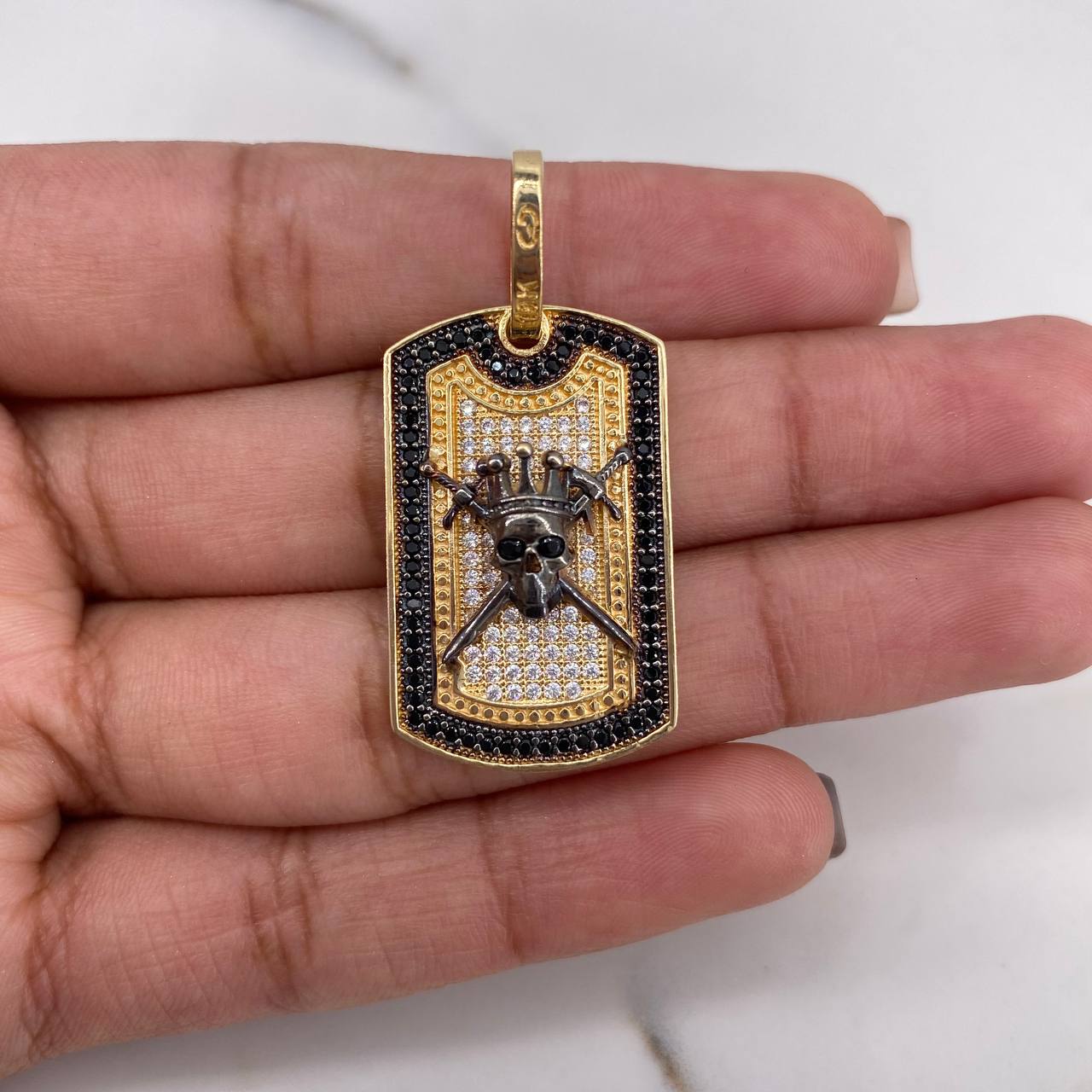 Dije Placa Calavera Espadas 7.1gr / 3.8cm / Circones Negros Blancos Oro Amarillo $