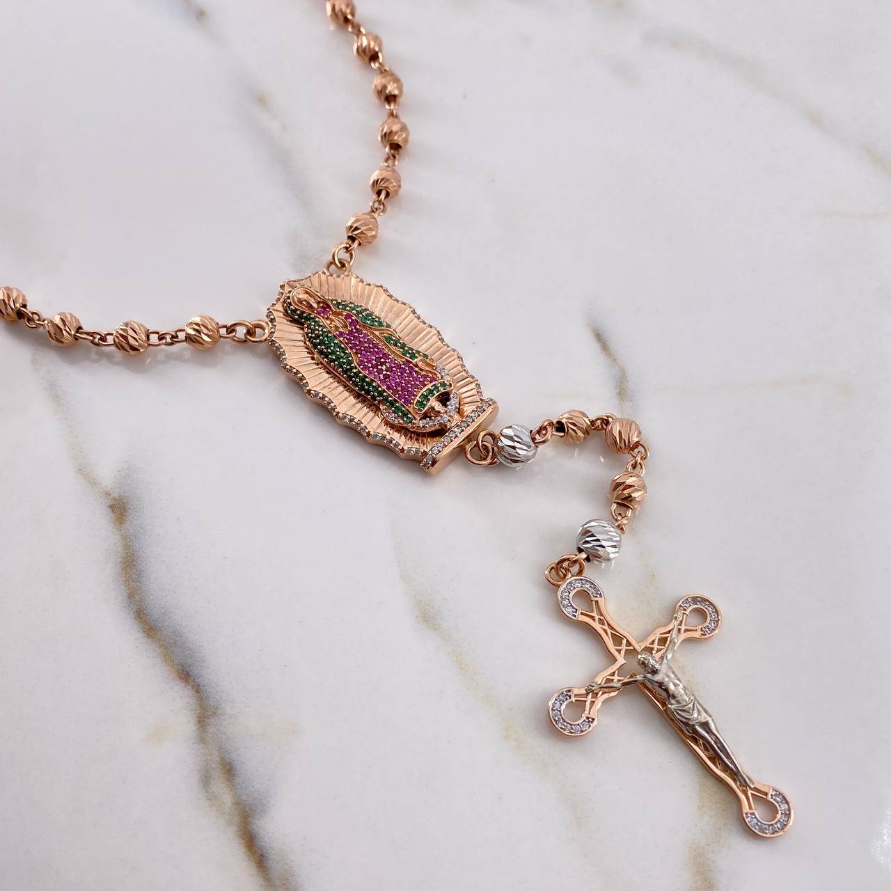 Rosario Virgen Guadalupe 33.2gr / 60cm / Circones Verdes Fucsias Blancos Dos Oros Blanco Rosa 18K $