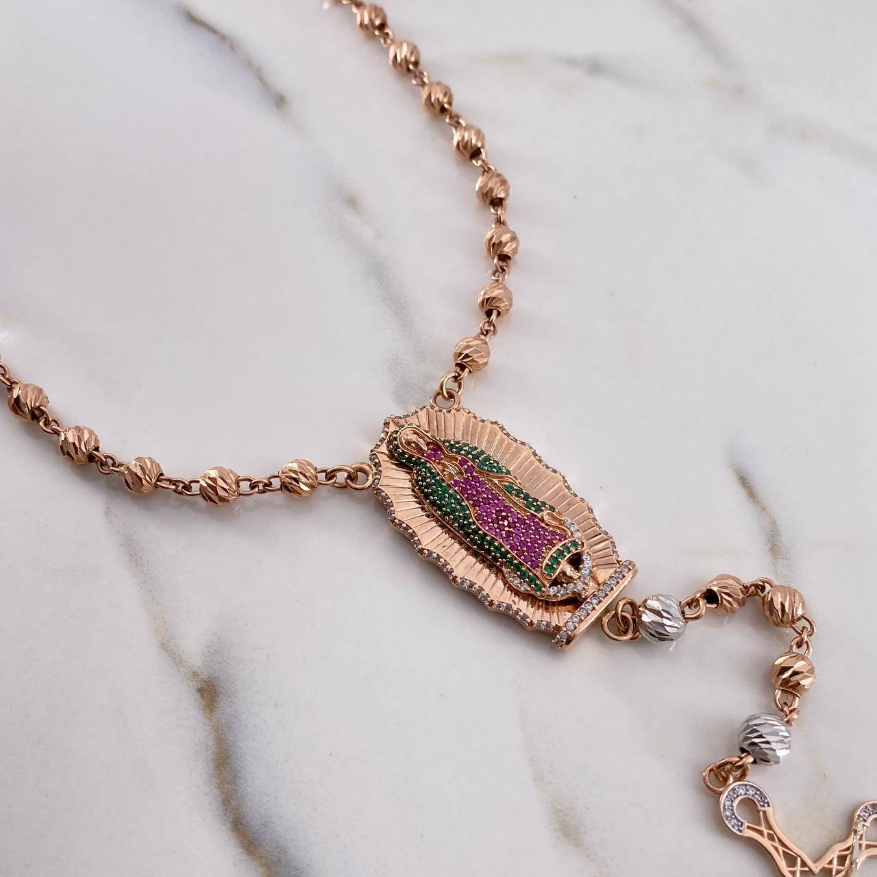 Rosario Virgen Guadalupe 33.2gr / 60cm / Circones Verdes Fucsias Blancos Dos Oros Blanco Rosa 18K $