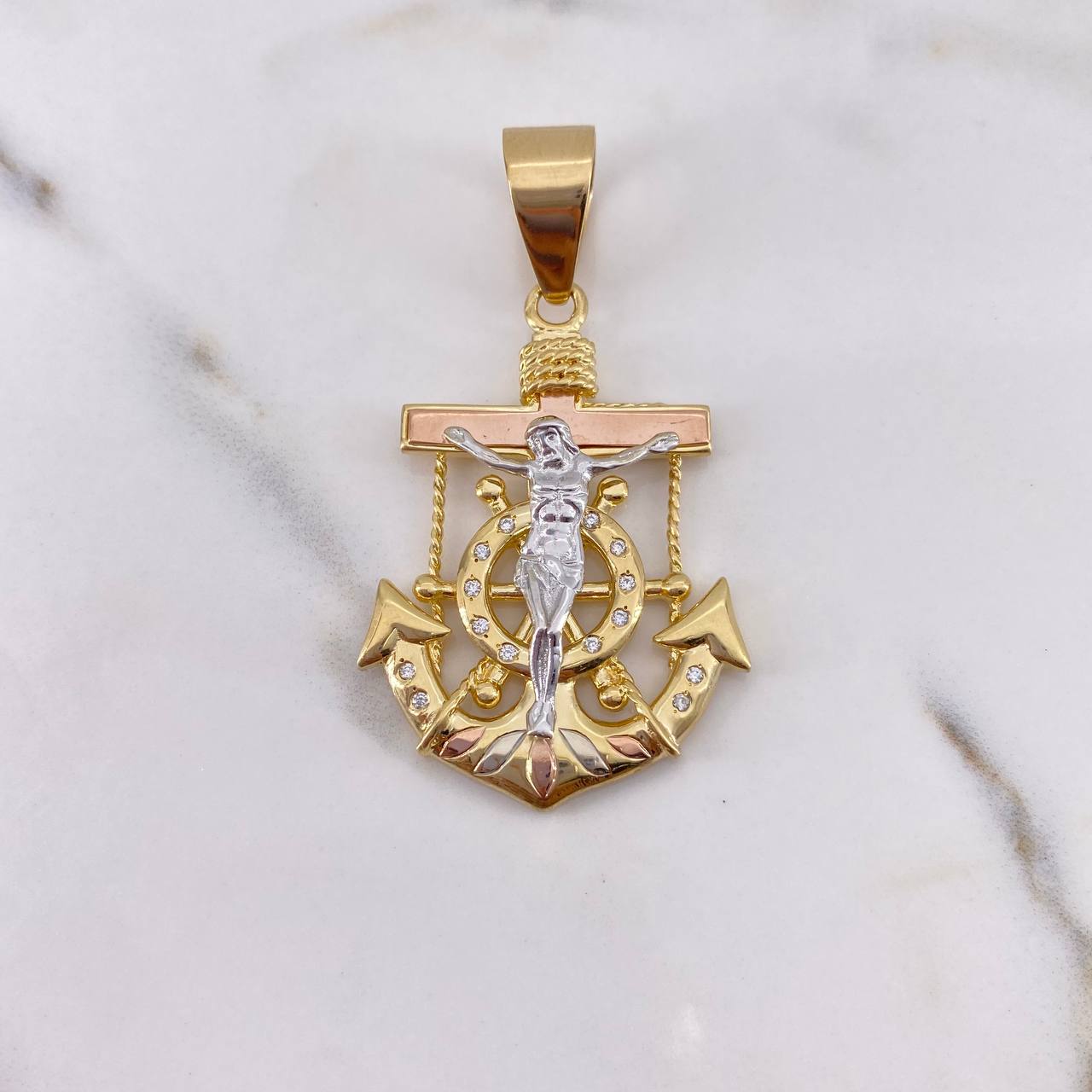 Dije Ancla Cristo Timon 16.4gr / 5.5cm / Circones Blancos Tres Oros 18K $