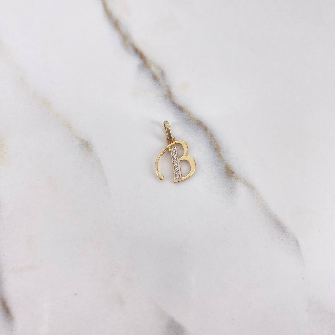 Dije Letra B 0.9gr / Circones Blancos Dos Oros Amarillo Blanco $