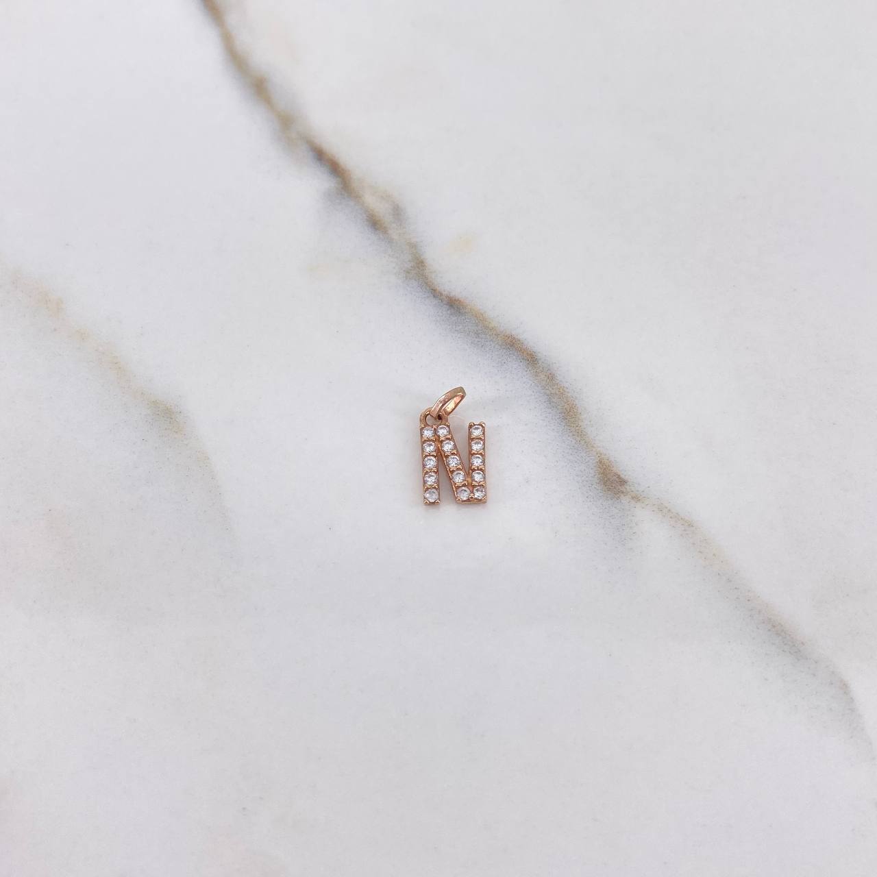 Dije Letra N 0.5gr / Circones Blancos Oro Rosa $